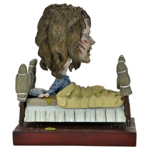 Figura Regan en Cama Head Knocker 14 cm  2