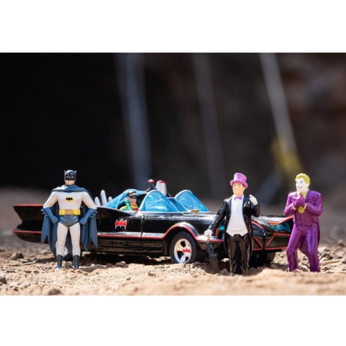 Coche Batmobile 1966 Classic TV con 4 Figuras Escala 1:24