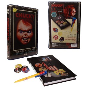 Set Chucky Artículos Papelería en VHS con Libreta, Chapas y Bolígrafo