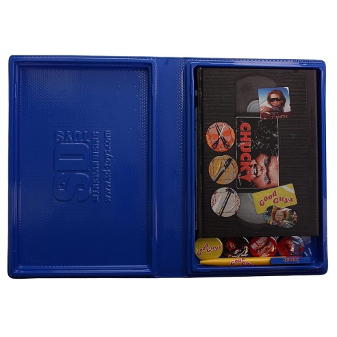 Set Chucky Artículos Papelería en VHS con Libreta, Chapas y Bolígrafo