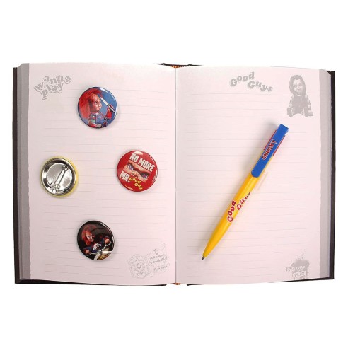 Set Chucky Artículos Papelería en VHS con Libreta, Chapas y Bolígrafo