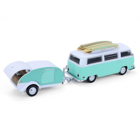 Coche Volkswagen Type 2 con Surfboards and Teardrop Trailer Hitch and Tow Escala 1:64