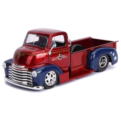 Camión Chevrolet 1952 COE Pickup Custom + Figura Wonder Woman 1:24