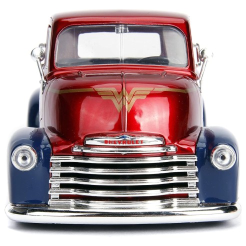 Camión Chevrolet 1952 COE Pickup Custom + Figura Wonder Woman 1:24