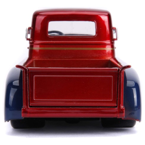 Camión Chevrolet 1952 COE Pickup Custom + Figura Wonder Woman 1:24