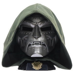 Casco Doctor Doom 1:1 Fantastic 4 Marvel Legends Series