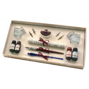 conjunto escritura plumas madera y cristal